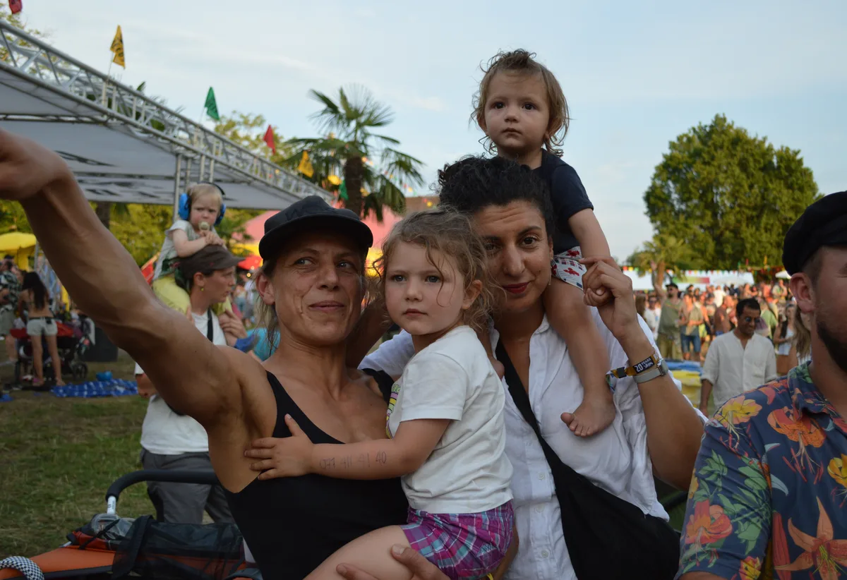 Eine Familie am Reggae-Festival Reeds.